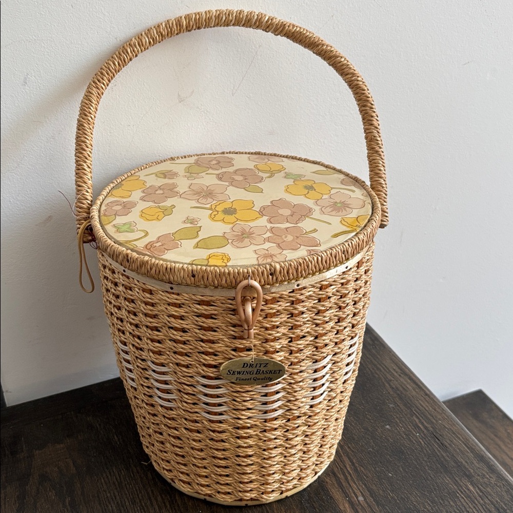 Vintage NWT Dritz sewing basket, wicker, flowered cotton lining, handle, 9” tall